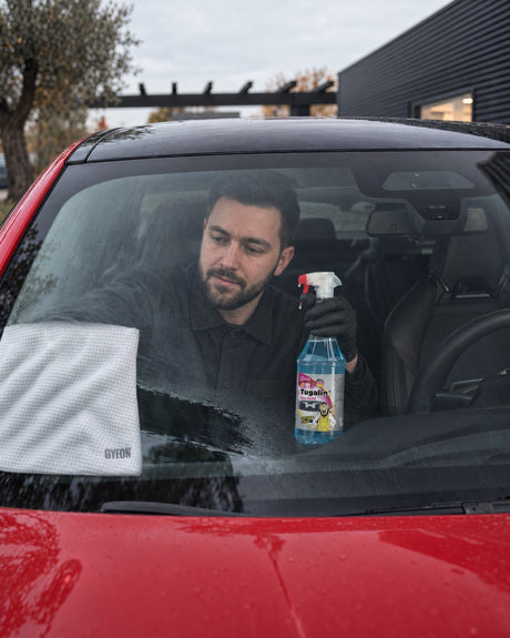 Tugalin Glas-Teufel and GYEON GlassWipe EVO cleaning the inside of the windscreen in the BMW M5 — shown in the article “Car fogging up on the inside: why a clean windscreen stays clear for longer”