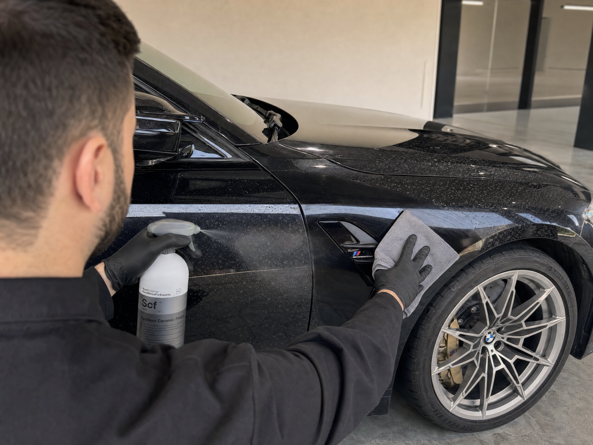 Anwendung von Koch-Chemie Spotless Ceramic Finish mit Mikrofasertuch auf keramikversiegeltem BMW Lack