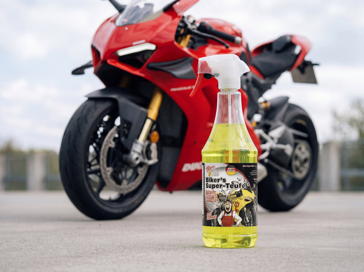 TUGA Chemie Biker's Super-Teufel 1L Sprühflasche mit gelbem Reiniger vor Ducati Panigale V4 in Rosso Corsa