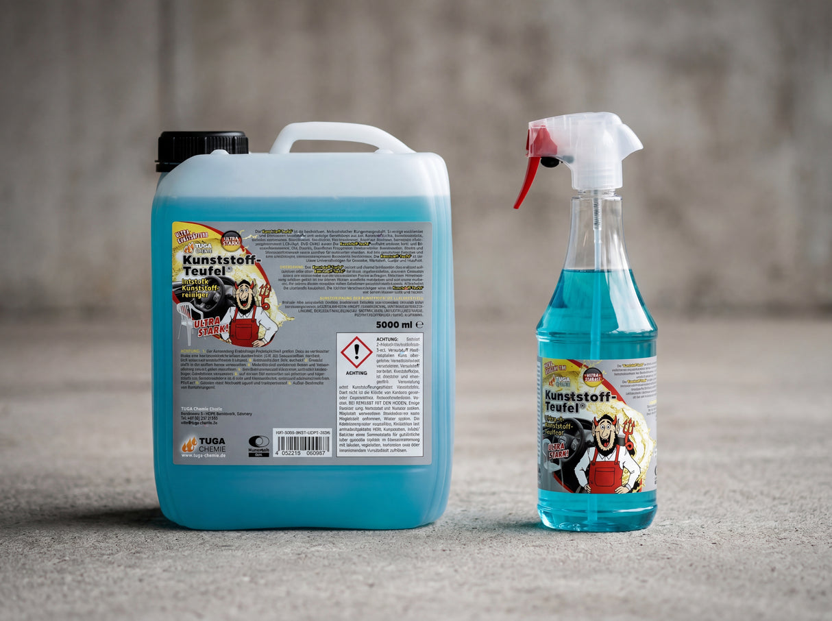 TUGA Chemie Kunststoff-Teufel 5 Liter Kanister und 1 Liter Sprühflasche nebeneinander auf Betonvorplatz