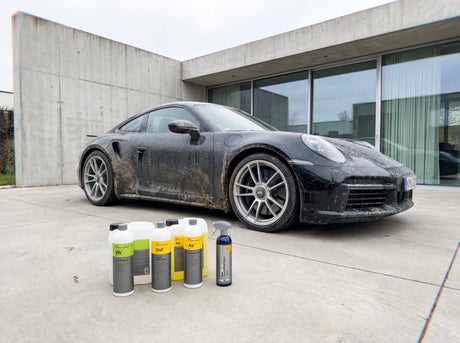 Frühjahrswäsche Auto nach dem Winter Koch-Chemie Produkte vor schmutzigem Porsche 911