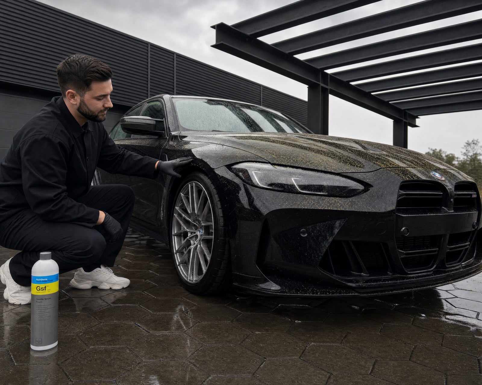 Daniel betrachtet den Pollenfilm auf der nassen Motorhaube eines schwarzen BMW M3 — Baumharz und Pollen vom Auto entfernen