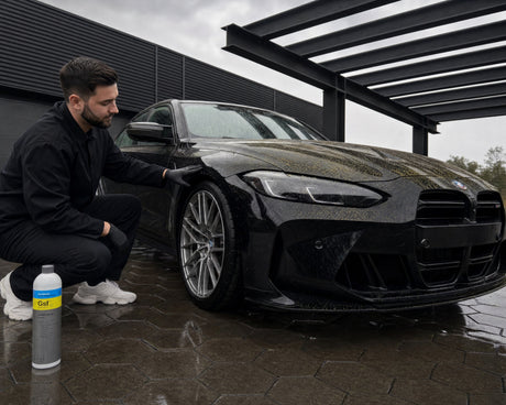 Daniel betrachtet den Pollenfilm auf der nassen Motorhaube eines schwarzen BMW M3 — Baumharz und Pollen vom Auto entfernen