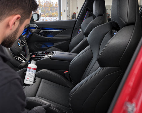 Detailing1 entretien cuir BMW — brillant gras sur le bourrelet d'une BMW M5, Daniel avec COLOURLOCK Leather Cleaner (Mild)
