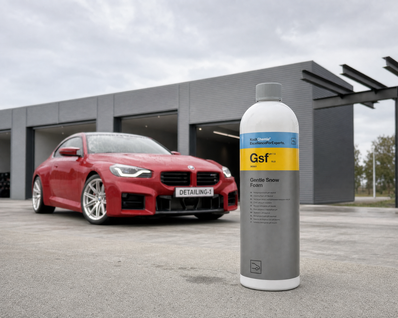 Detailing1 Koch-Chemie Gentle Snow Foam Gsf auf dem Vorplatz vor der honigtaubedeckten Motorhaube eines roten BMW M2