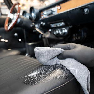 Detailing1 COLOURLOCK Classic Car Leather Care Set — gelösten Schmutz mit dem Tuch vom Oldtimer-Sitz abnehmen