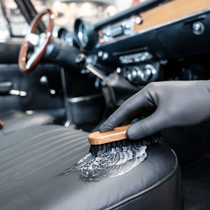 Detailing1 COLOURLOCK Classic Car Leather Care Set — Oldtimer-Ledersitz mit der Bürste reinigen