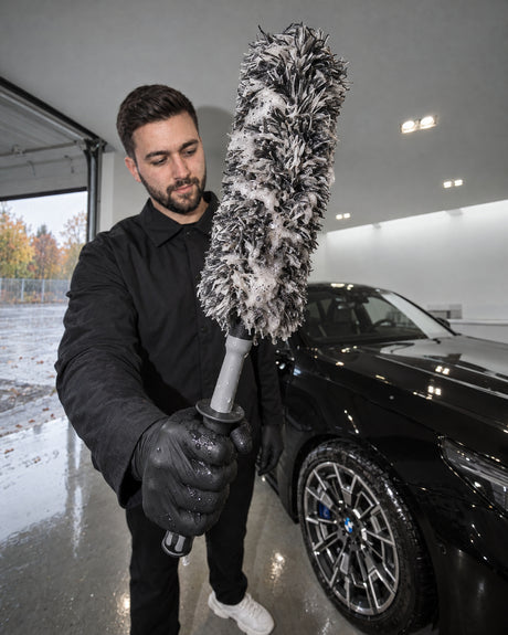Detailing1 hero: spazzole cerchi — spazzola in microfibra bagnata dopo il canale (Mobile)