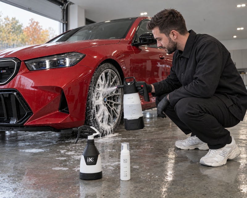 Detailing1 Spotlight: iK e Foam Pro 2 schäumt eine Felge ein, iK TR Mini 360º und Koch-Chemie Foamer Bottle am BMW M5