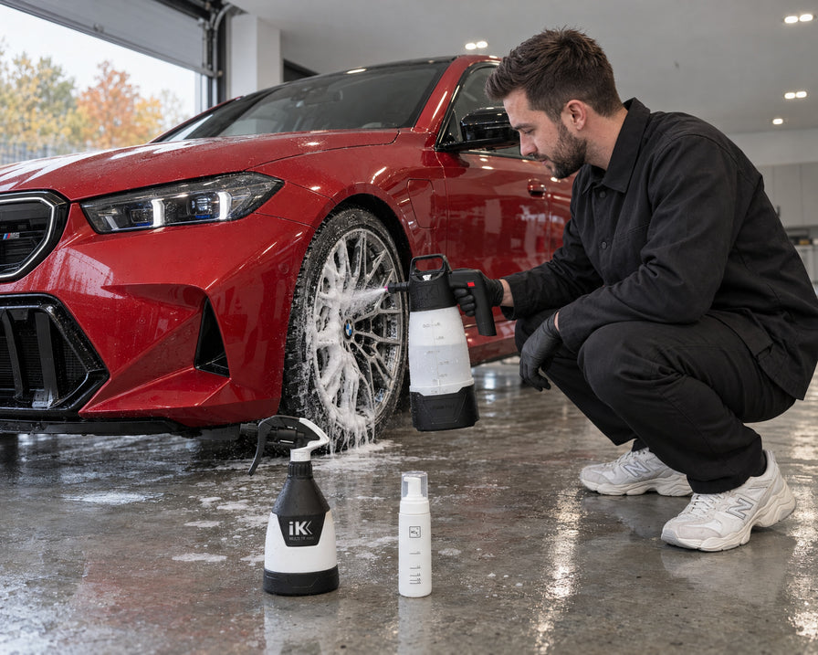 Detailing1 Spotlight: iK e Foam Pro 2 schäumt eine Felge ein, iK TR Mini 360º und Koch-Chemie Foamer Bottle am BMW M5