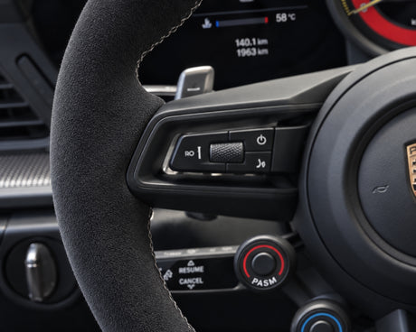 Detailing1 risultato — corona del volante in Race-Tex pulita e spazzolata a secco, opaca e vellutata in modo uniforme