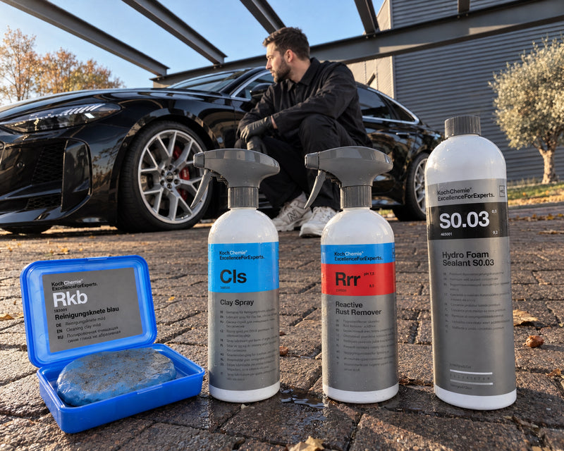 Detailing1 Knet-Set — Koch-Chemie Rkb, Clay Spray Cls, Rrr Flugrostentferner und S0.03 vor dem Audi RS 5