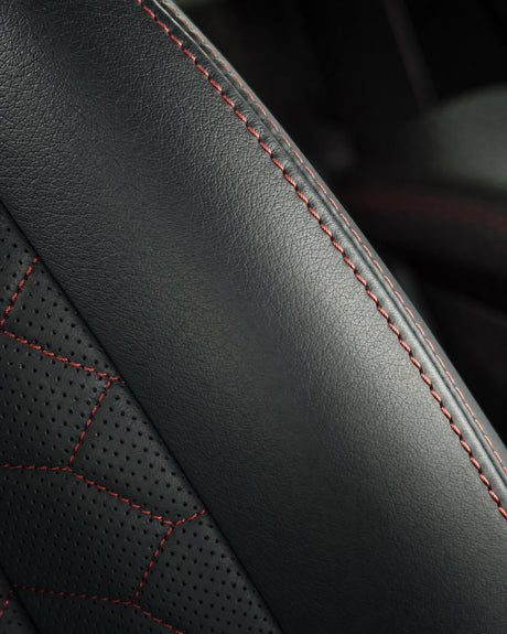 Makro der gereinigten Ledernaht am Fahrersitz nach COLOURLOCK Leather Cleaner mild 250 ml