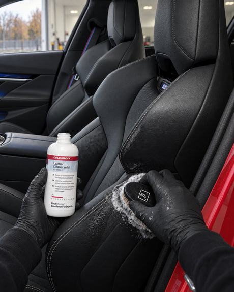 Detailing1 pulire la pelle — schiuma sulla spazzola Koch-Chemie sul fianchetto, COLOURLOCK Leather Cleaner (Mild)