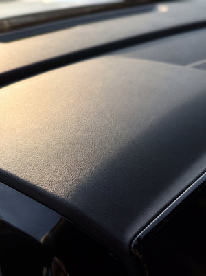 Behandelte Armaturenbrett-Oberflaeche mit seidenmatter Koch-Chemie Top Star Ts Pflege, Makro-Detail