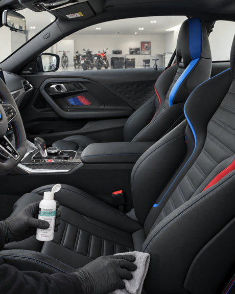 COLOURLOCK Leather Shield dünn aufgetragen — gezeigt im Artikel „Was eine Lederversiegelung im Auto schützt und was nicht“