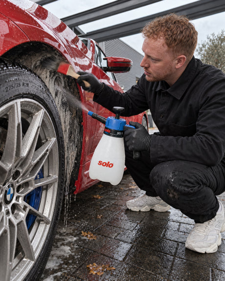 solo CLEANLine 303 B pulvérise le nettoyant dans le passage de roue, pinceau Koch-Chemie sur le bord d'aile de la BMW M2