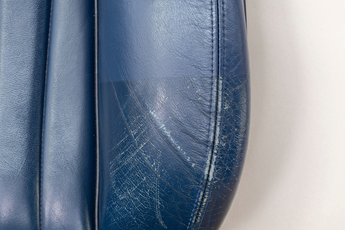 Detailing1 COLOURLOCK Leather Colour — bourrelet de siège en cuir lisse bleu, usé et rayé
