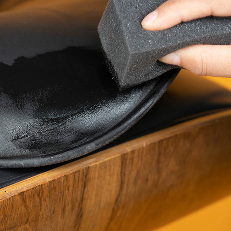 Detailing1 COLOURLOCK Leather Fresh Set XS — schwarzes Sesselleder mit dem Schwamm auffrischen