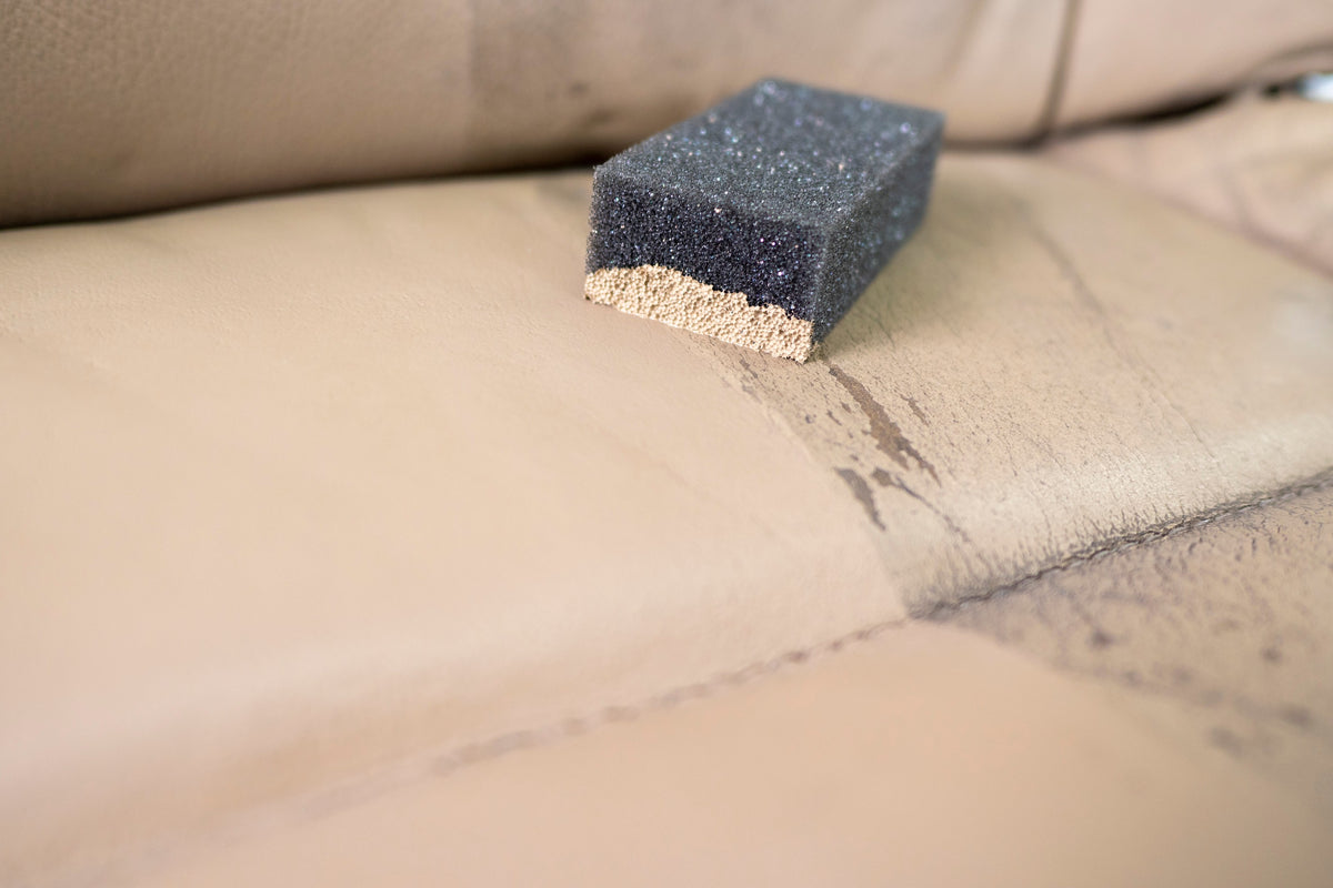 Detailing1 COLOURLOCK Leather Care Sets — abgenutzter heller Ledersitz mit dem Auftragsschwamm