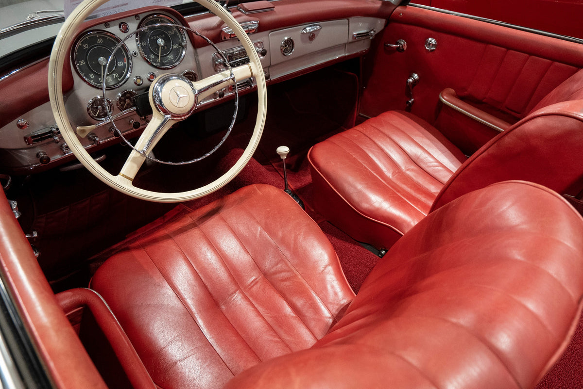 Detailing1 COLOURLOCK couleur & entretien cuir pour Mercedes-Benz — sièges en cuir rouge d'une Mercedes-Benz 190 SL