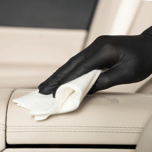 Detailing1 COLOURLOCK New Leather Care Set — helle Lederarmlehne mit dem Viskosetuch nachwischen