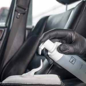 Detailing1 COLOURLOCK Smooth Leather Care Set — Reinigungsschaum aus der Foamer Bottle auf das Pad geben