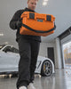 Detailing1 YETI LoadOut® GoBox 30 2.0 — Daniel trägt die Box, Packshots und YETI-Logo, Flaschen werden frostfrei eingeräumt