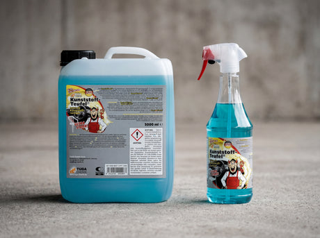 TUGA Chemie Kunststoff-Teufel 5 Liter Kanister und 1 Liter Sprühflasche nebeneinander auf Betonvorplatz